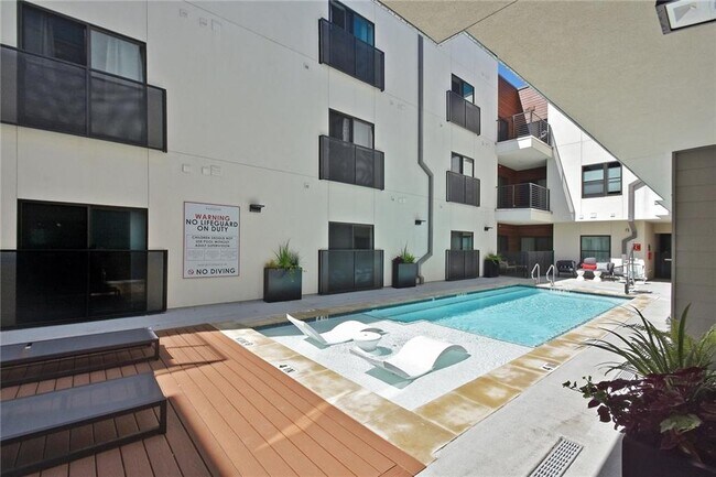 Building Photo - 2213 Poquito St
