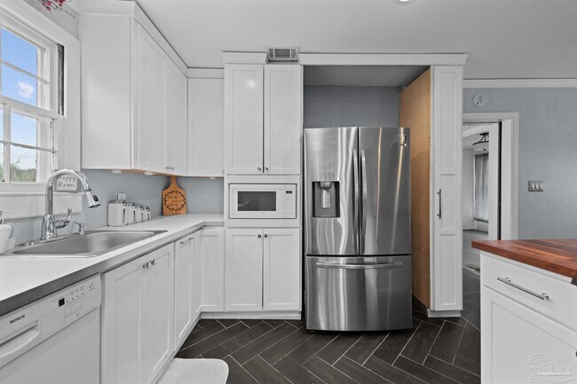 Building Photo - 1111 S Old Corry Field Rd