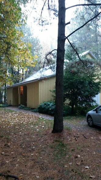 Building Photo - 100 Fox Run Ln