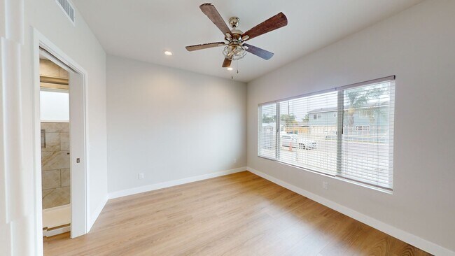 Building Photo - Move-in Special $500 Off*