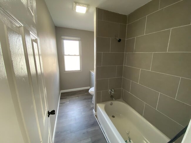 Building Photo - 942 N Schuyler Ave