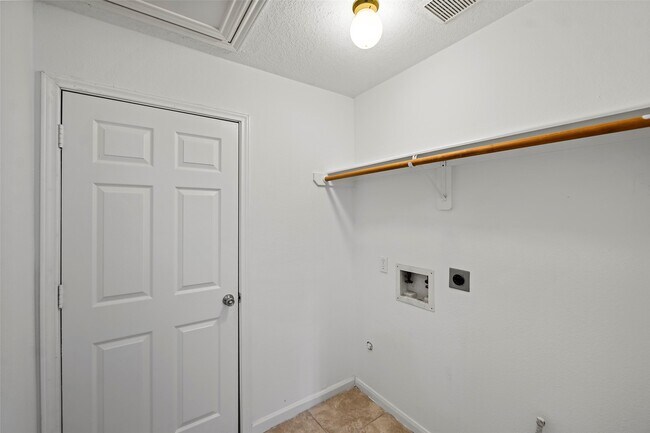 Building Photo - 21055 Southern Colony Ct
