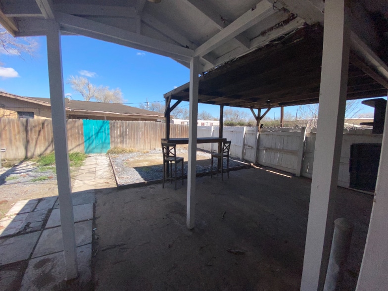 Building Photo - 613 E Expressway 83