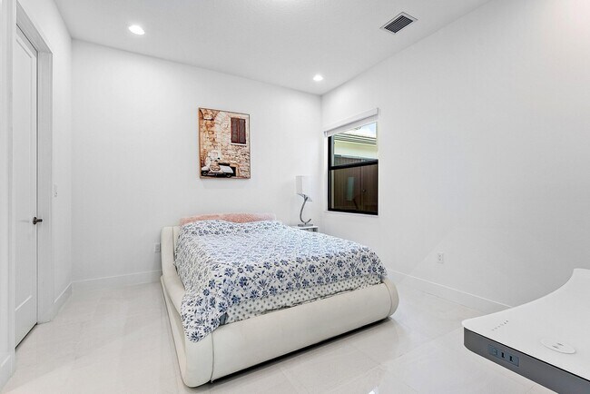 Building Photo - 8330 Essex Country Clb Dr