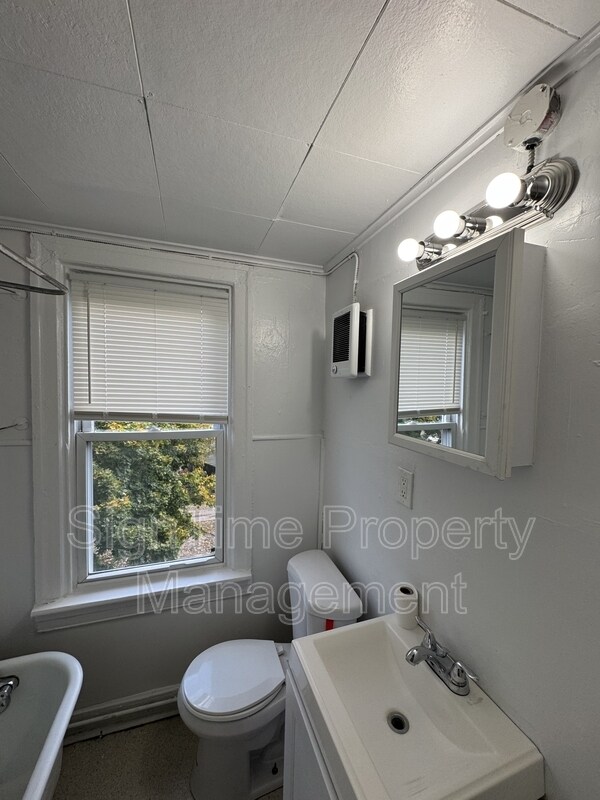 Building Photo - 666 N Prospect St