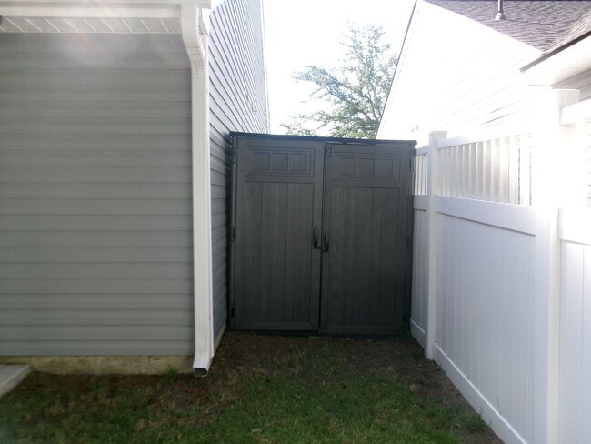 Building Photo - 3 bedroom, 2 bath home in the Inverness Co...