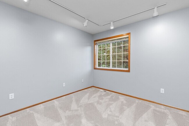 Building Photo - Spacious 4 bed/2.5 bath in Kirkland