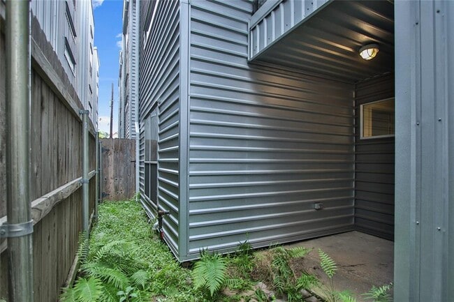 Building Photo - 319 Sydnor St