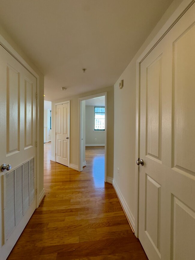Building Photo - Spacious 2Beds/2baths Condo in the Heart o...