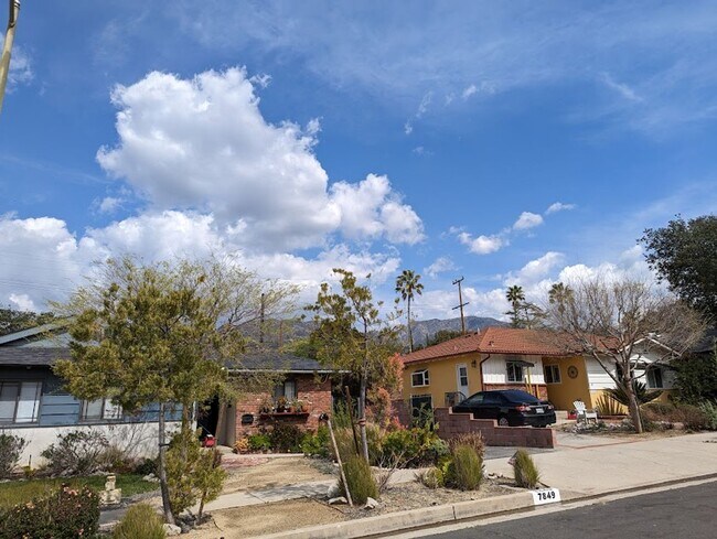 Building Photo - Spacious three bedroom one and half bath house in Sunland!