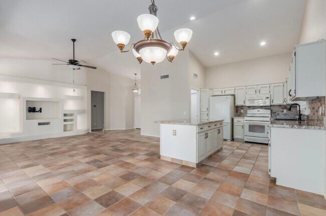 Building Photo - 15089 W Verde Ln
