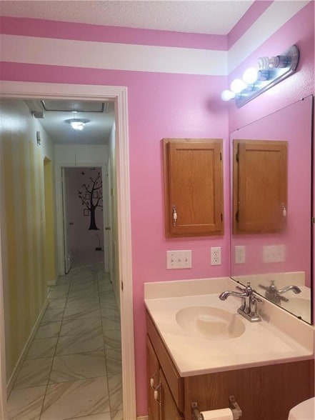 Building Photo - 827 Charlie Dr