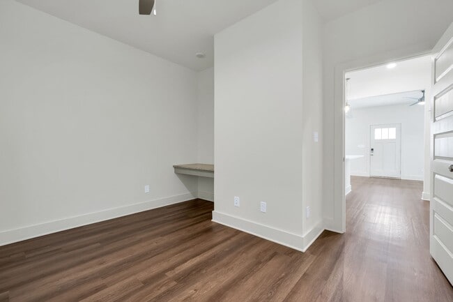 Building Photo - One Bedroom Cottage with Fenced Backyard!