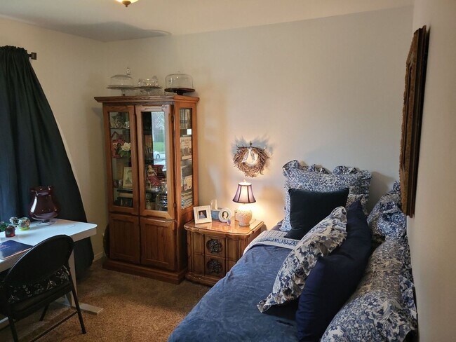 Building Photo - Lovely and spacious 5 bedroom 3 bath Post ...
