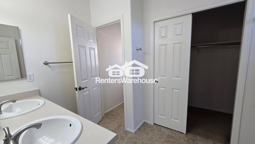 Building Photo - 1126 E Mt Shibell Dr