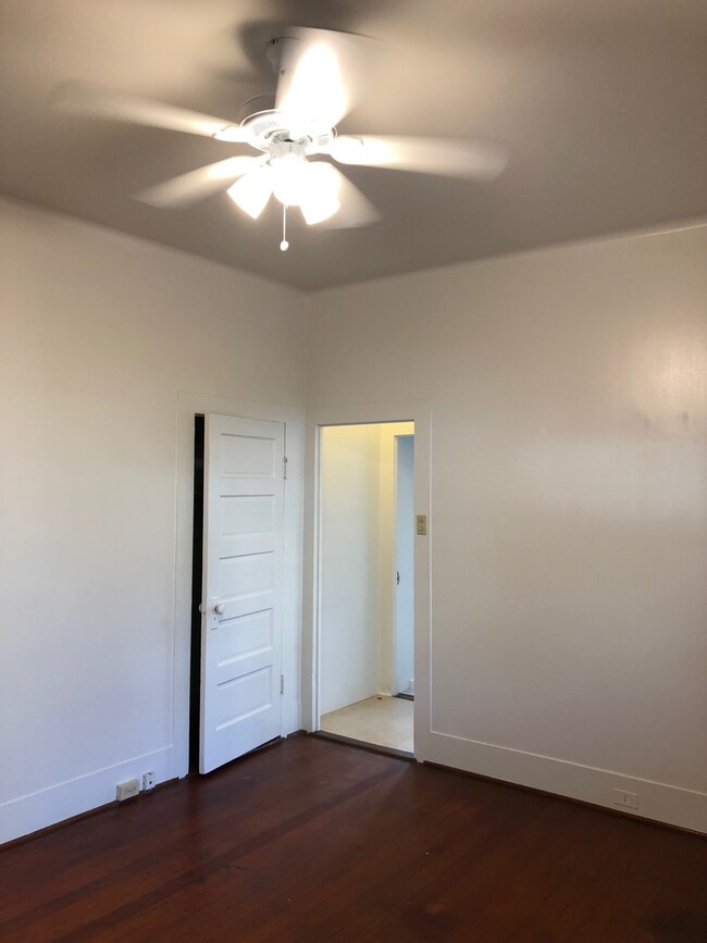 Building Photo - Charming Studio w/ Full Kitchen in Kaimuki!