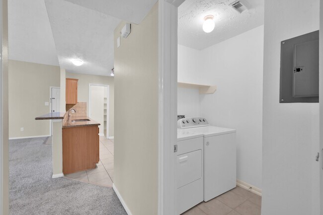 Building Photo - 8051 Bay Branch Dr