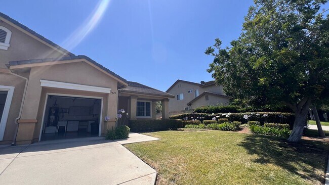 Building Photo - Beautiful home in gated community! Spaciou...