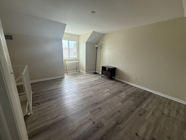 Building Photo - Family Friendly 3 Bedroom Townhome Style C...