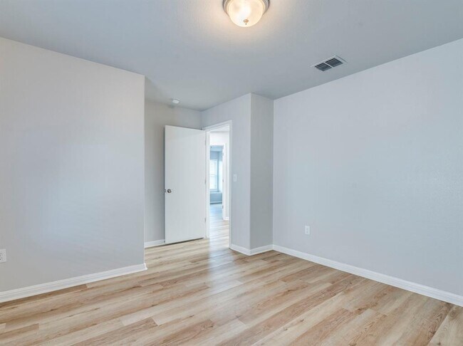 Building Photo - 424 Wapiti Rd