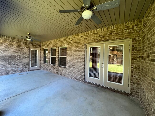 Building Photo - Gorgeous 5 Bedrooms
