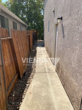 Building Photo - 7956 Robinson Dr