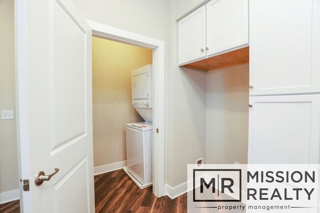 Building Photo - Beautiful 1 Bedroom, 1 Bathroom Condo in t...