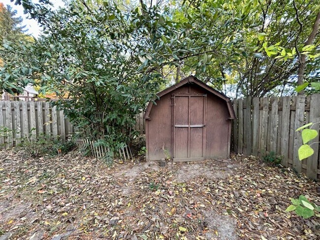 Building Photo - 3 BEDROOM 2 BATHROOM RANCH STYLE HOME IN PIKE!