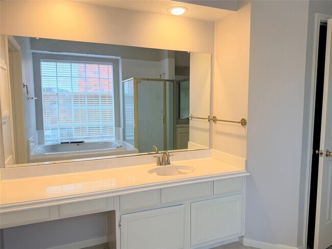 Building Photo - 3306 Vista Lake Dr