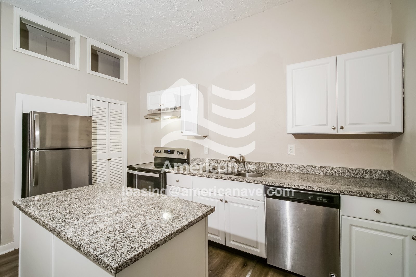 Building Photo - 520 N Gladstone Ave