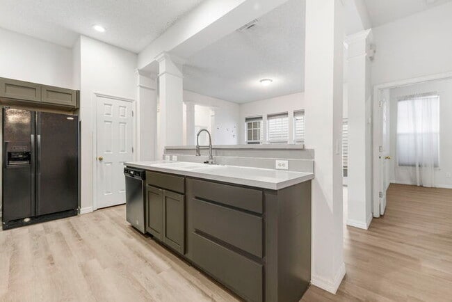 Building Photo - Centrally Located in Celebration Village