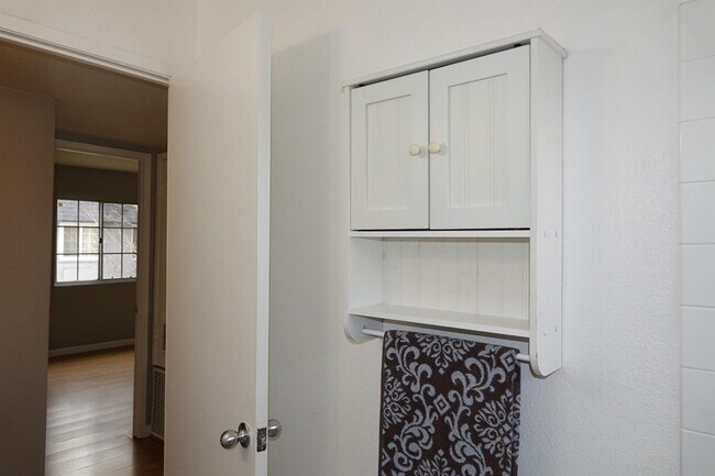 Building Photo - 8627 La Riviera Dr