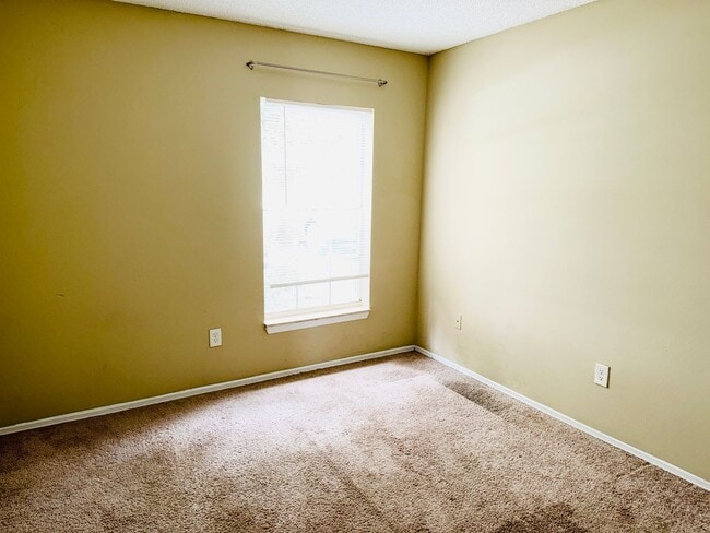 Building Photo - 2 bed 2 bath - 1st floor condo for rent