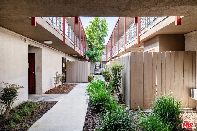 Building Photo - 1208 W Adams Blvd