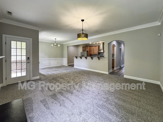Building Photo - 2056 Oxford Heights