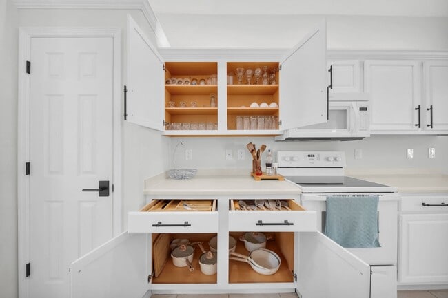 Building Photo - Fully Furnished 3 beds 3 bath Annual Rental with Private Heated Pool in Ventura Pelican Marsh