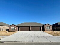 Building Photo - 442 Rineel Ave
