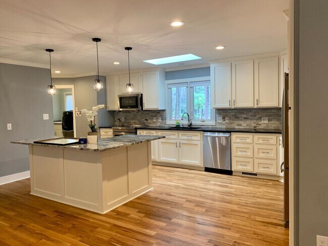 Building Photo - Charming Southern Pines Home on a Spacious...