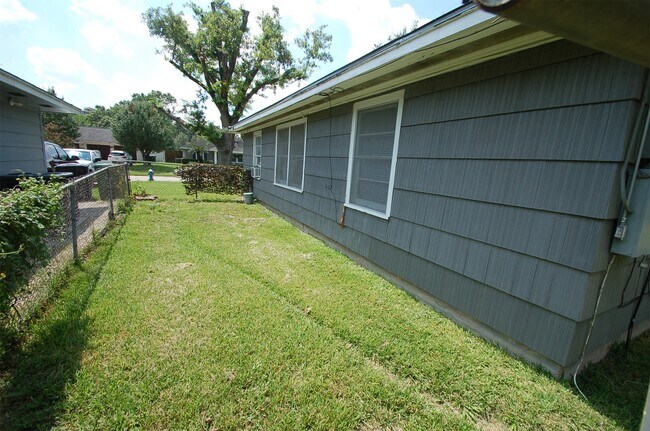 Building Photo - 5822 Grape St