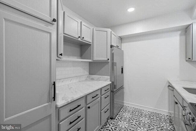 Building Photo - 511 Crestwood Dr