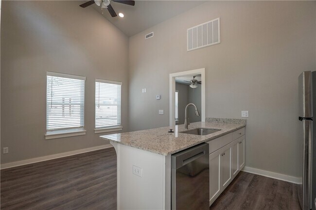 Building Photo - 748 N Honey Locust Bnd