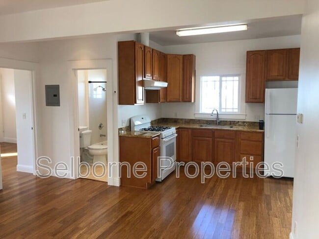 Building Photo - 939 International Blvd