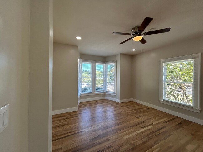 Building Photo - Rent Special! - Gorgeous 3 Bed + Bonus Roo...