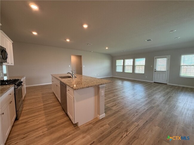 Building Photo - 554 Blue Stem Rd