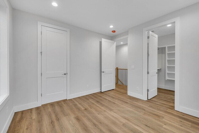 Building Photo - 425A Veritas St.