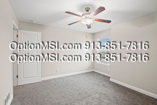 Building Photo - Townhome available in Piper schools