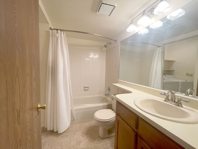 Building Photo - 2 bedroom/2 bathroom main level condo!