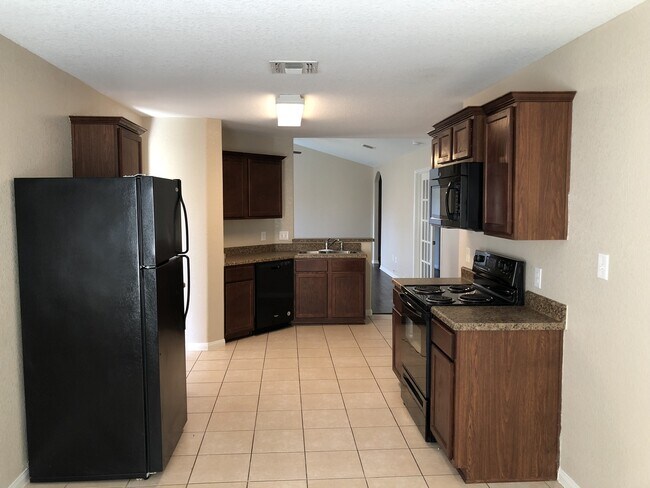 Building Photo - "Hard to Find" Roomy 1-story in Luckey Ran...