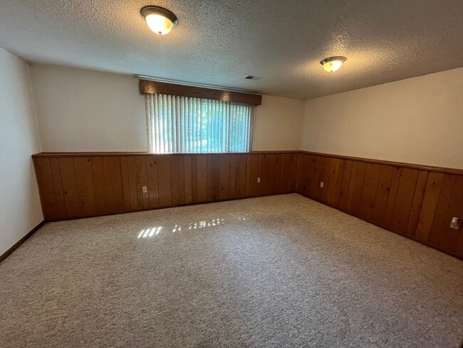Building Photo - Don't pass up this corner lot unit with 3 ...
