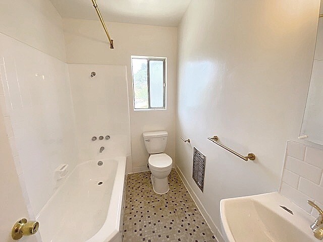 Building Photo - 354 Shults St